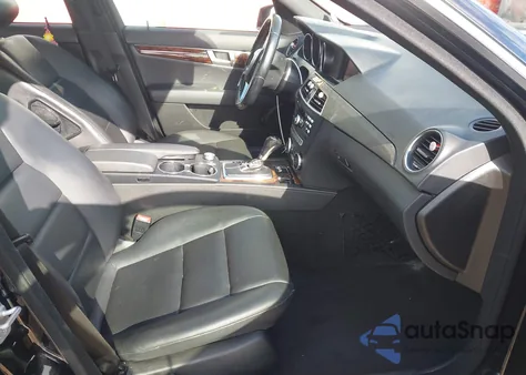 2013 Mercedes-Benz C 250 Luxury/Sport z USA, uszkodzony, nr VIN WDDGF4HB1DA773561